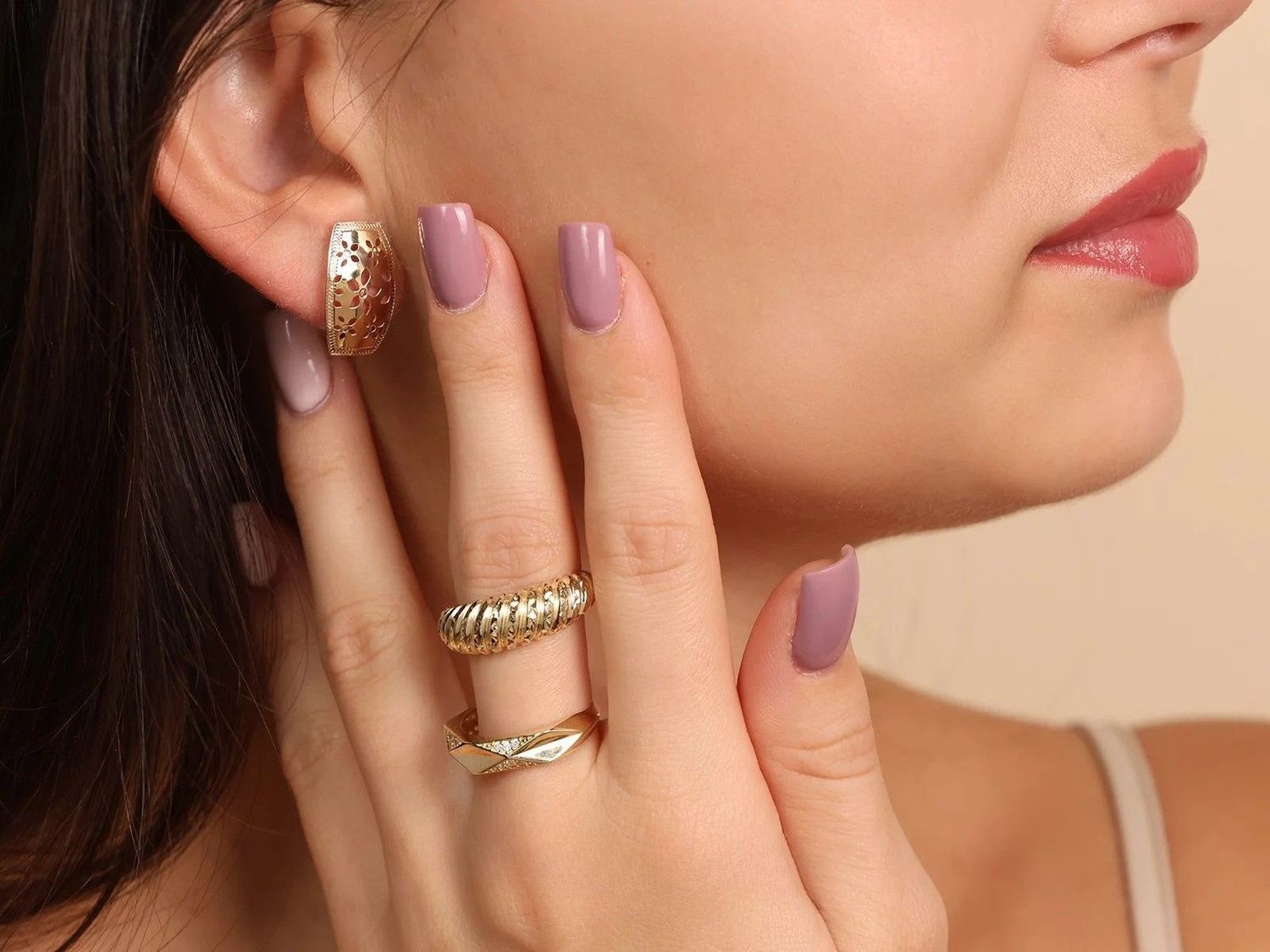 Elegancki złoty pierścionek skręcony obrączkowy damski bez kamieni. Kolekcja Trendy  Eternity – błyszcząca powierzchnia, modny wzór, idealny na prezent.1.jpg